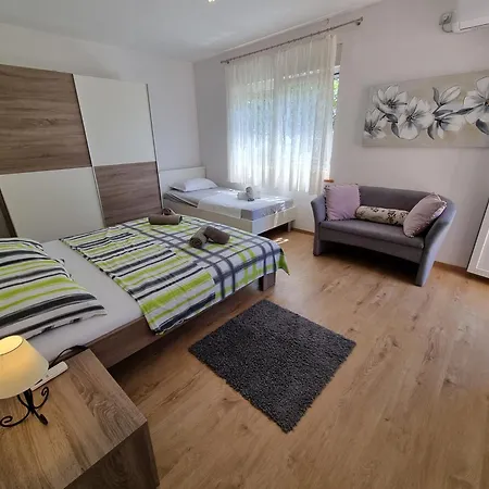 Bruno With 4 Bedrooms Near * Crikvenica