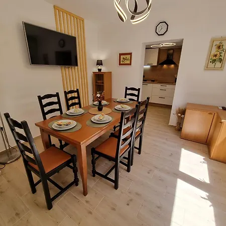 Bruno With 4 Bedrooms Near Apartman *