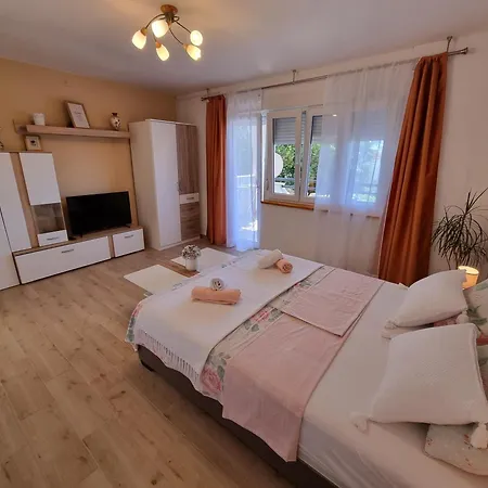 Bruno With 4 Bedrooms Near Apartment Crikvenica