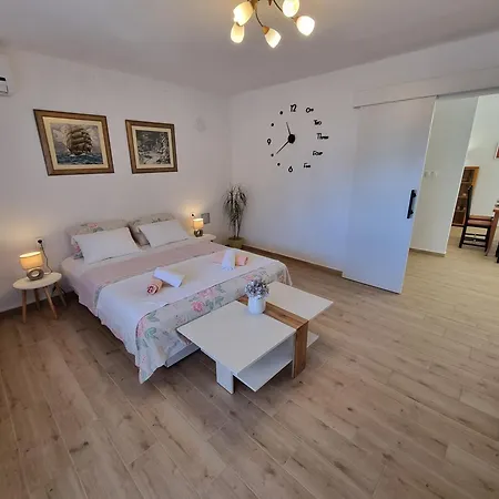 Bruno With 4 Bedrooms Near Apartman Crikvenica