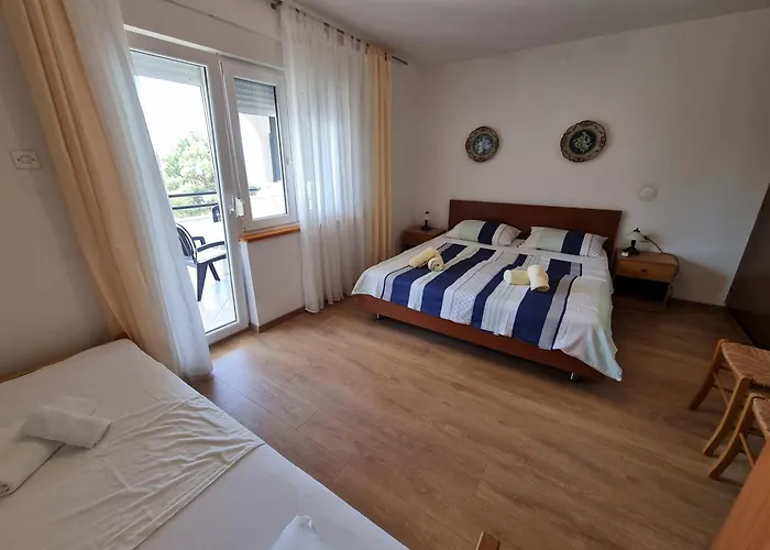 아파트 Bruno With 4 Bedrooms Near 크리크베니카