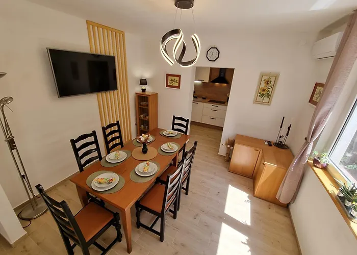 Bruno With 4 Bedrooms Near 아파트
