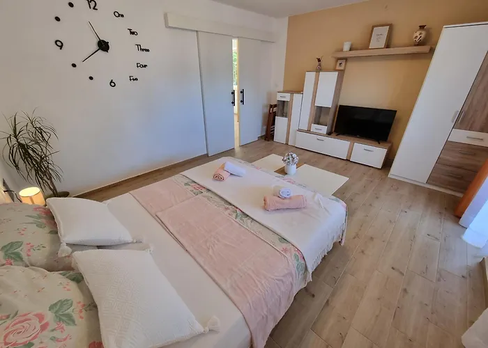 아파트 Bruno With 4 Bedrooms Near 크리크베니카